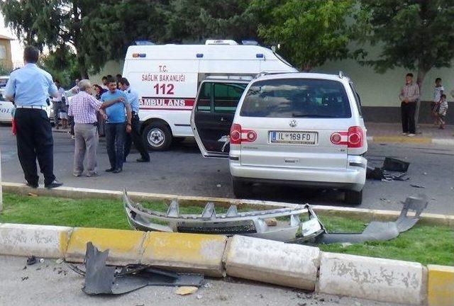 Ref&uuml;je &Ccedil;arpan Otomobil Karşı Şeride Ge&ccedil;ti: 4 Yaralı 1