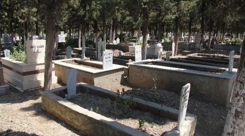 Burhaniye&rsquo;de Mezarlıklar Bakıma Alındı