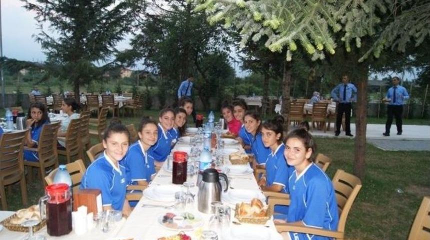 Amasya Kız Futbol Takımı Moral Depoladı