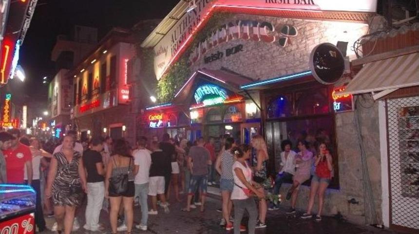 Yabancı Turistlerin Kuşadası&rsquo;nda Eğlence Adresi: Barlar Sokağı