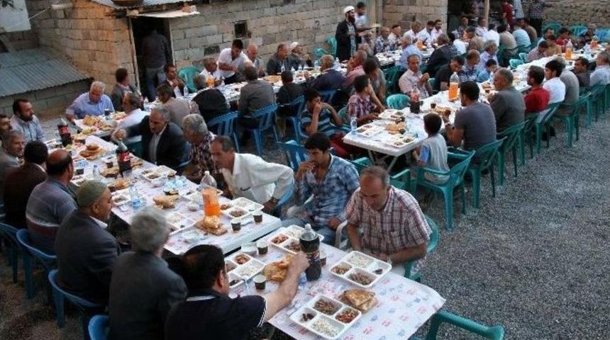 Kardeşlerden Mahalleliye İftar Yemeği