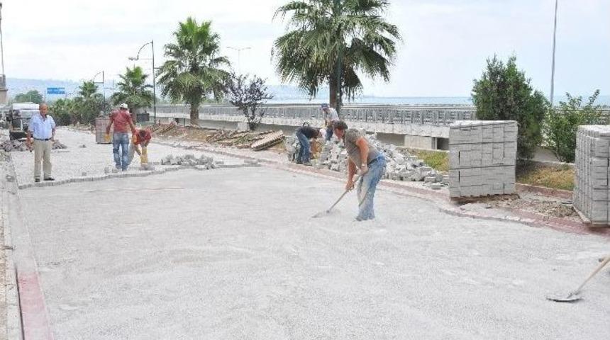 Karayolları Gen&ccedil;lik Caddesi'ni Onarıyor