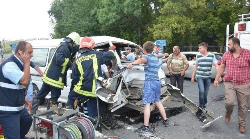 &Ccedil;orlu'da Trafik Kazası: 4 Yaralı