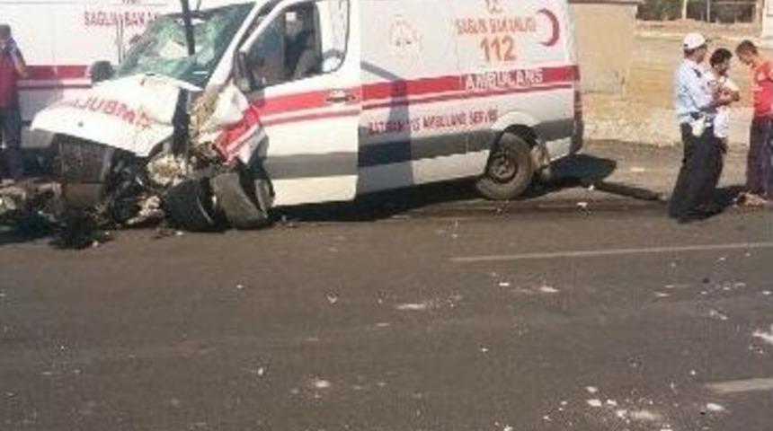 Batman&rsquo;da Ambulans Kaza Yaptı: 3 Yaralı
