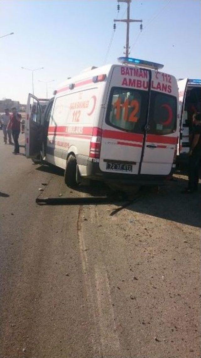 Batman&rsquo;da Ambulans Kaza Yaptı: 3 Yaralı 1