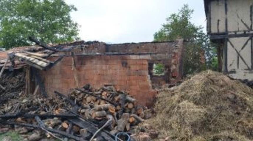 Tosya&rsquo;da Samanlık Ve Ahır Yangını