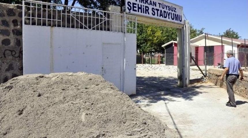 Firkan T&uuml;ys&uuml;z Şehir Stadyumu Ve Taziye Evi'nin Yapımı Devam Ediyor