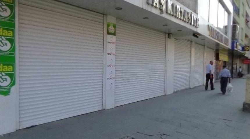 Hakkari&rsquo;de Aşiret Kavgası Y&uuml;z&uuml;nden Kepenkler A&ccedil;ılmadı