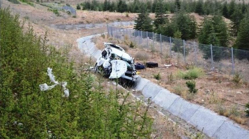 Otomobil Takla Attı: 2 &Ouml;l&uuml;, 3 Yaralı