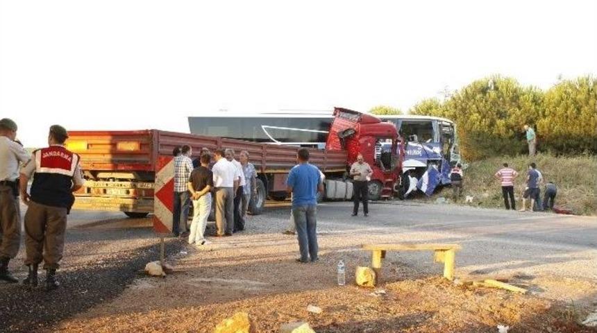 Balıkesir&rsquo;de Otob&uuml;s Ve Tır &Ccedil;arpıştı: 24 Yaralı