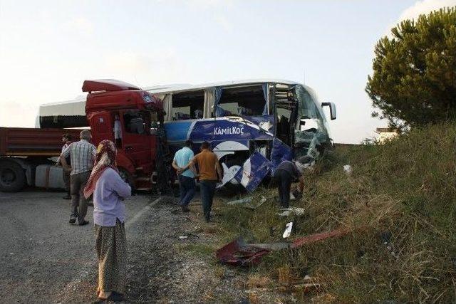 Balıkesir’de Otobüs Ve Tır Çarpıştı: 24 Yaralı