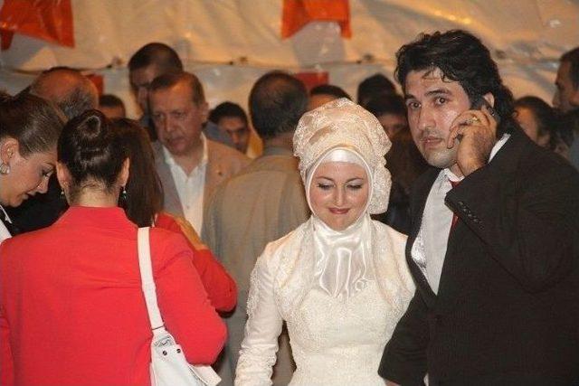 Başbakan Erdoğan’a Gelin Ve Damat Sürprizi