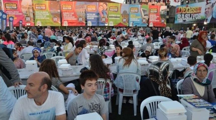 Gaziosmanpaşa&rsquo;da 15 Bin Kişi &ldquo;g&ouml;n&uuml;l Sofraları&rdquo;nda İftar A&ccedil;tı
