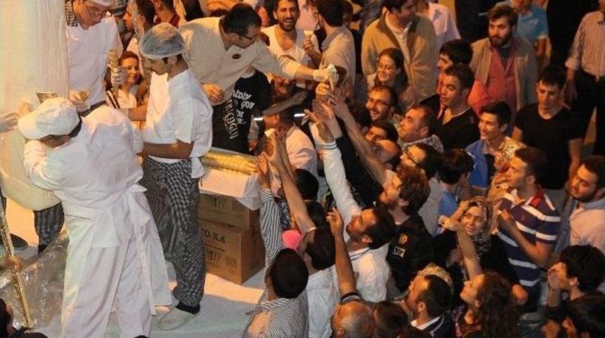 İftar Sonrası Dondurma İzdihamı
