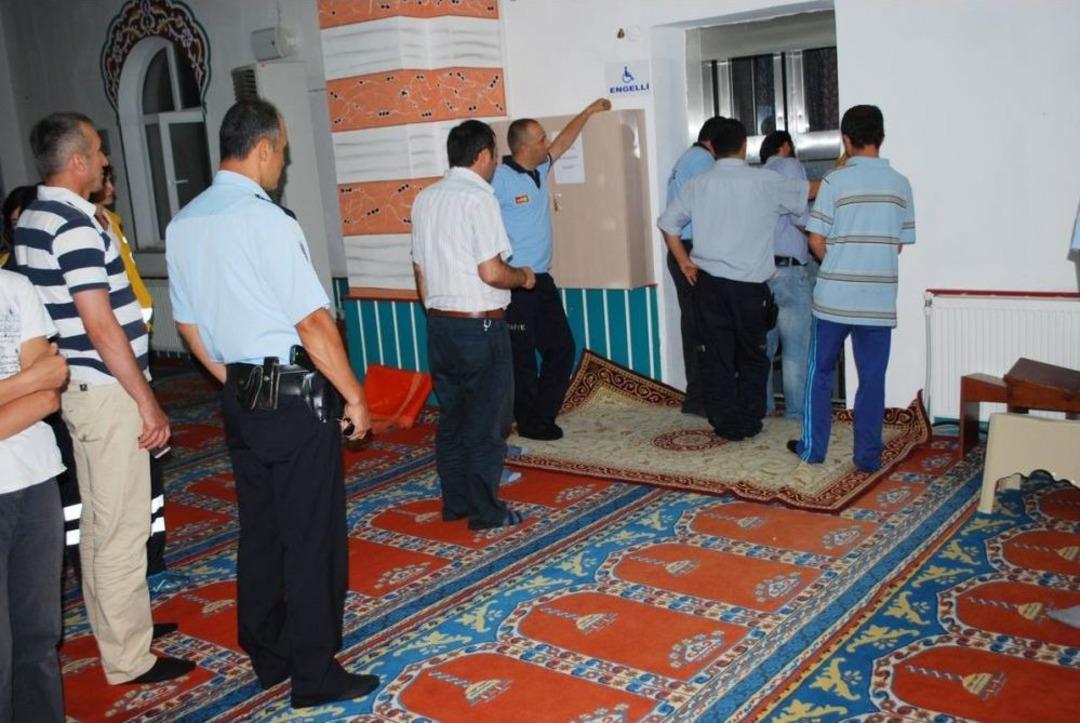 Caminin Engelli Asans&ouml;r&uuml;nde Mahsur Kalanları Itfaiye Kurtardı