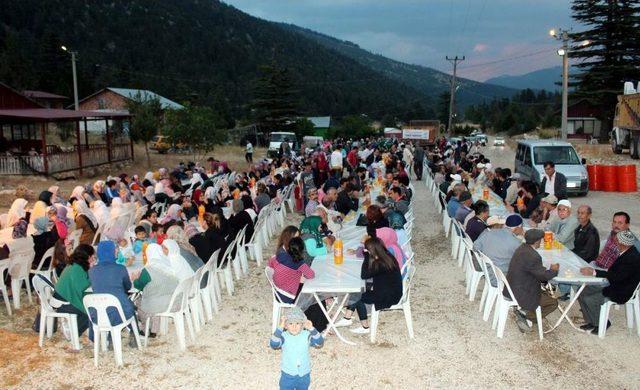 Finike Belediyesi Ördübek Yaylası'nda Iftar Yemeği Verdi