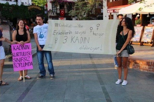 Kaş'ta Kadın Cinayetleri Protesto Edildi