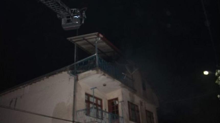 Bir Evin &Ccedil;atı Katında Yangın &Ccedil;ıktı