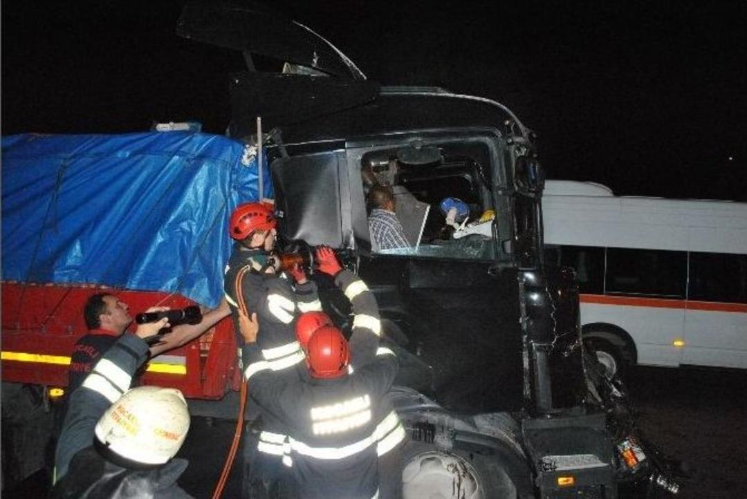 Kamyonlar Birbirine Girdi: 2 Yaralı