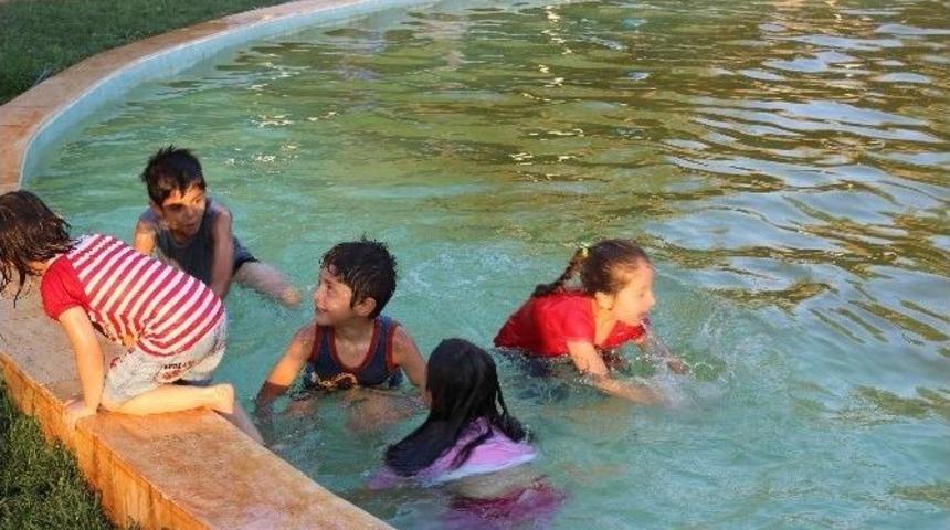 Sıcaktan Bunalan &Ccedil;ocuklar S&uuml;s Havuzlarına Akın Etti