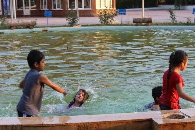 Sıcaktan Bunalan &Ccedil;ocuklar S&uuml;s Havuzlarına Akın Etti 1