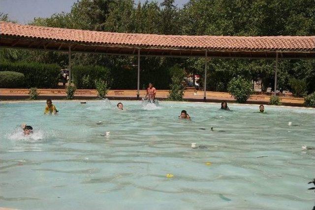 Sıcaktan Bunalan &Ccedil;ocuklar S&uuml;s Havuzlarına Akın Etti 2