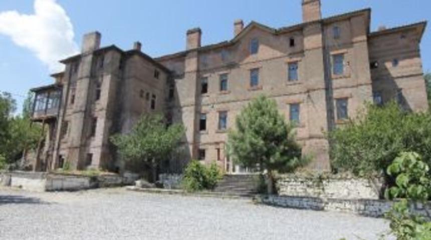 Amerikan Koleji Gen&ccedil;lik Merkezi Oluyor