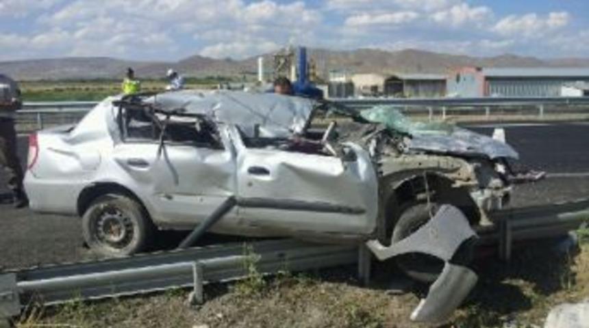 Pasinler'de Trafik Kazası: 1 &Ouml;l&uuml; 5 Yaralı