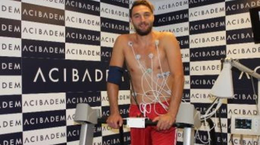 Kaleci Hakan Arıkan Sağlık Kontrol&uuml;nden Ge&ccedil;ti