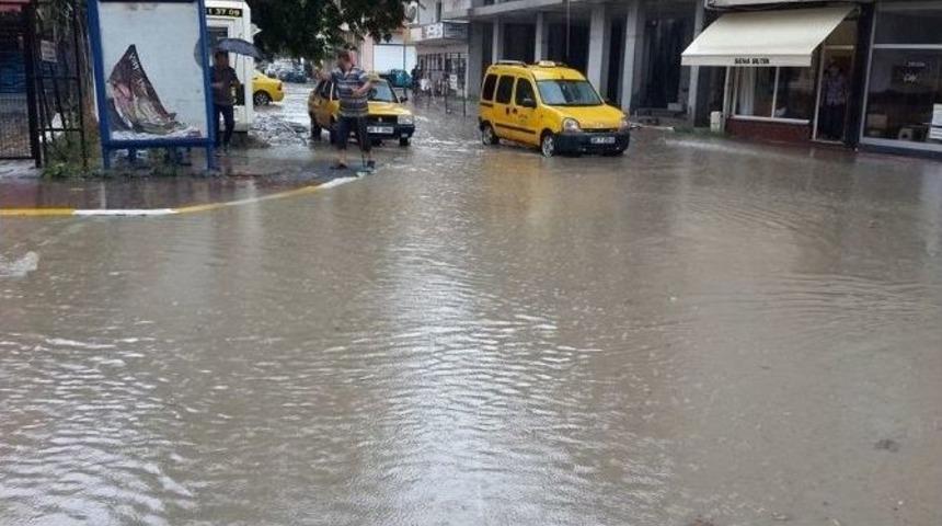 Ak&ccedil;akoca'da Sağanak Yağış