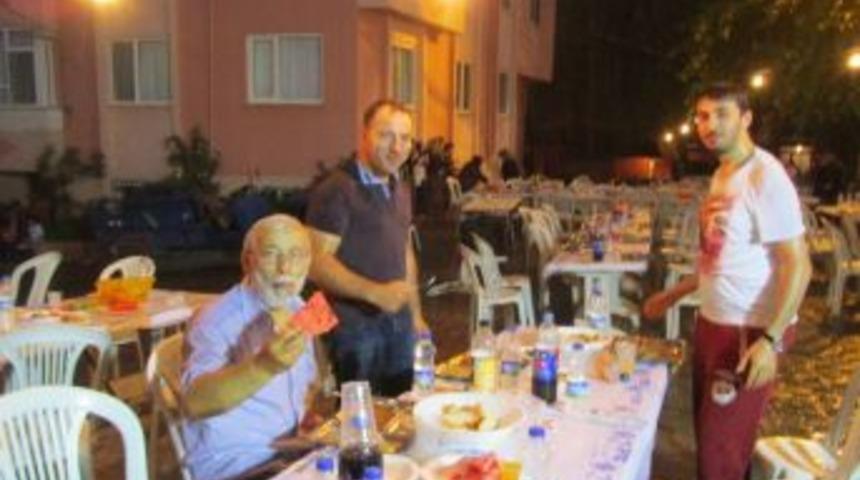 Yağmura rağmen iftara devam ettiler