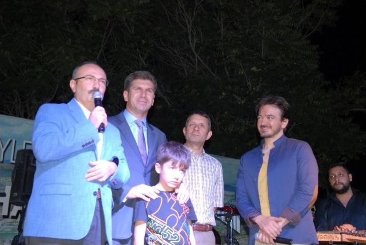 &Uuml;nl&uuml; Sanat&ccedil;ı Orhan &Ouml;lmez, Burdur'da Muhteşem Bir Konser Verdi