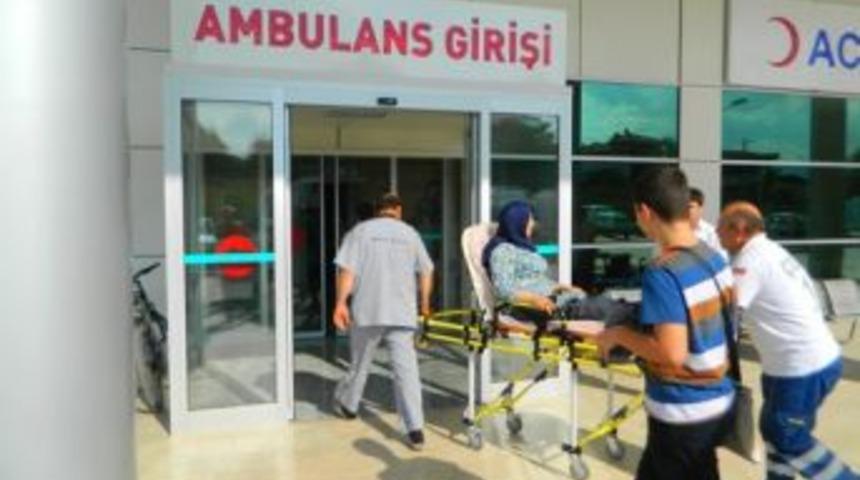 Osmancık&rsquo;ta Otomobil Reklam Levhasına &Ccedil;arparak Durabildi