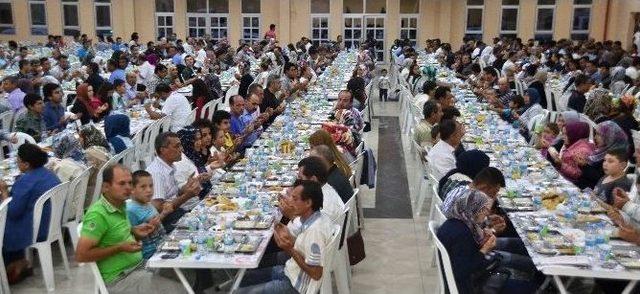 Belediye &Ccedil;alışanlarına İftar 1