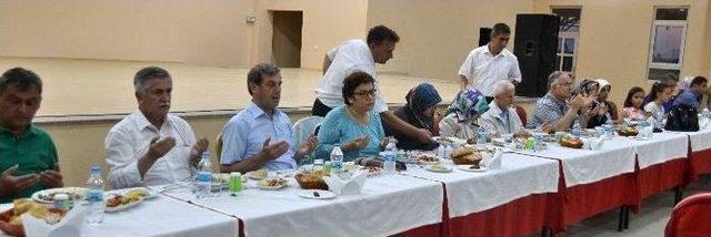 Belediye &Ccedil;alışanlarına İftar 2