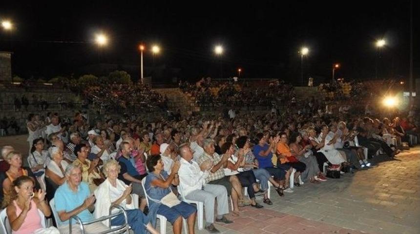 Yenifo&ccedil;a&rsquo;da M&uuml;jdeli T&uuml;rk Sanat M&uuml;ziği Gecesi