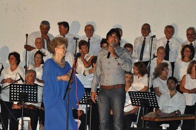 Yenifo&ccedil;a&rsquo;da M&uuml;jdeli T&uuml;rk Sanat M&uuml;ziği Gecesi 1