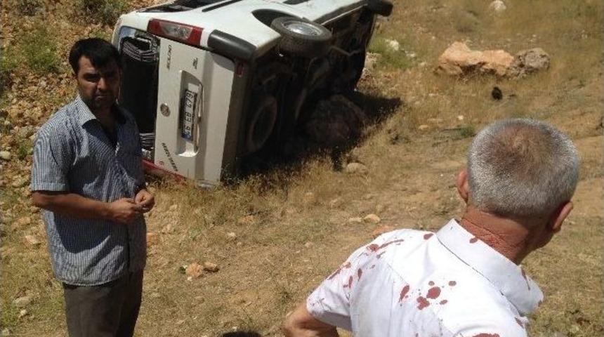 Yolcu Minib&uuml;s&uuml; Takla Attı: 9 Yaralı