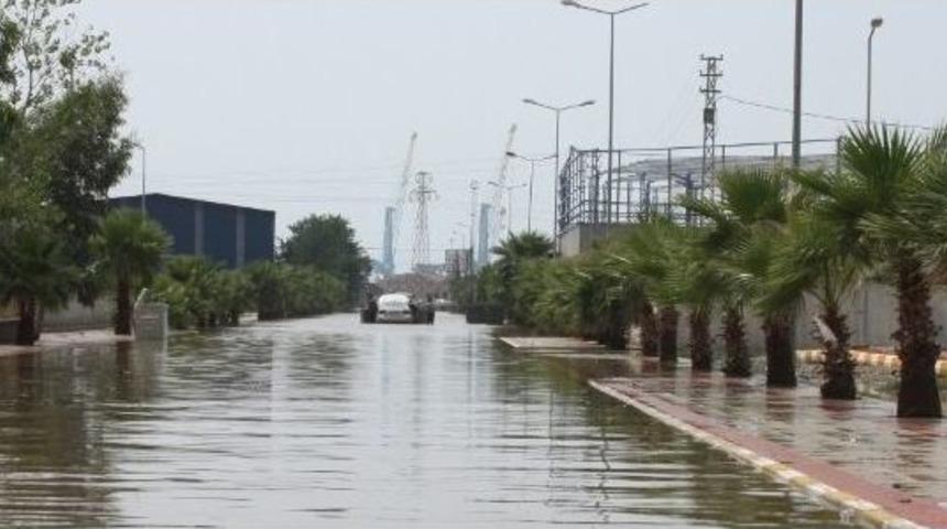İskenderun&rsquo;da Şiddetli Yağış Hayatı Fel&ccedil; Etti