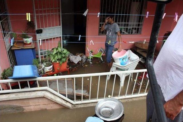 İskenderun&rsquo;da Şiddetli Yağış Hayatı Fel&ccedil; Etti 1