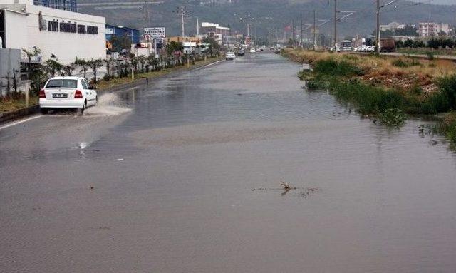 İskenderun&rsquo;da Şiddetli Yağış Hayatı Fel&ccedil; Etti 2