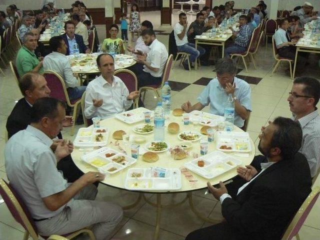 Boz&uuml;y&uuml;k Mevlana Derneği İftar Yemeği Verdi 2
