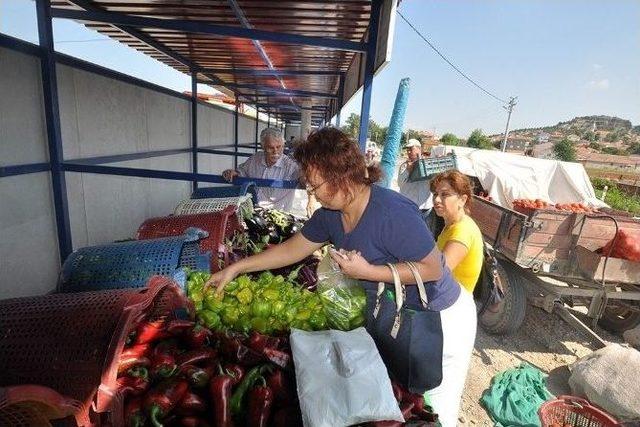 Foça Belediyesi Gerenköy'de Yerel Ürünler Satış Noktası Açtı