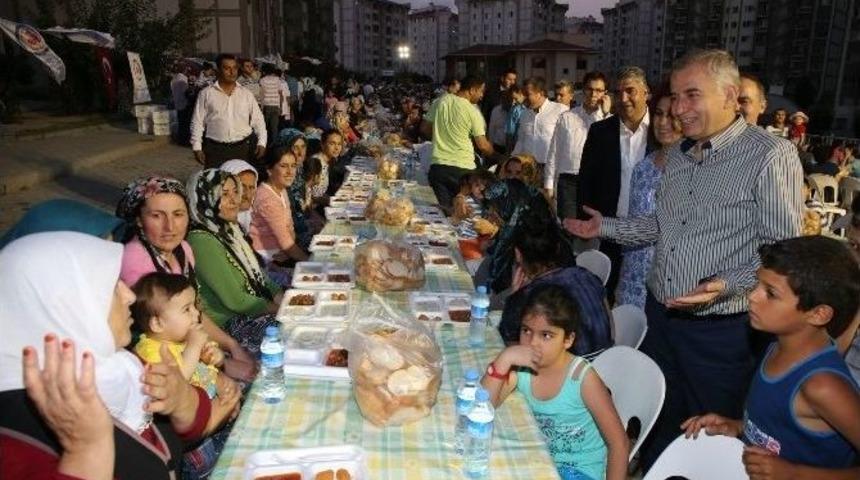 Başkan Zolan, Toki Konutlarında İftar Yaptı