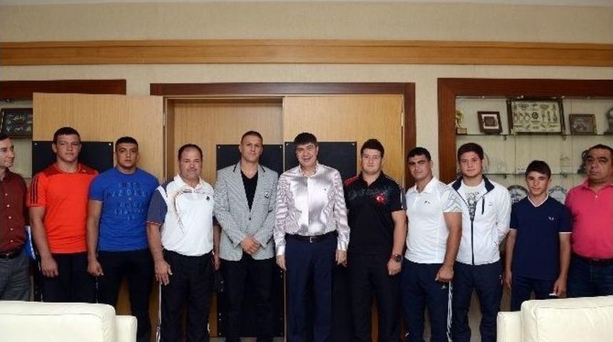 Başarılı G&uuml;reş&ccedil;ilere Başkan T&uuml;rel&rsquo;den Altın