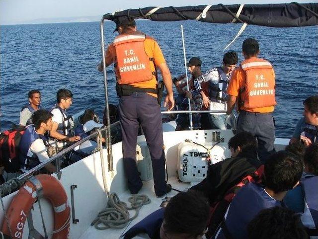 Sahil G&uuml;venlik Denizden M&uuml;lteci Topluyor 1
