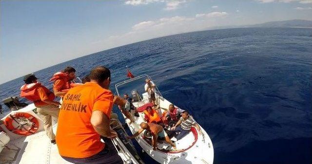 Sahil G&uuml;venlik Denizden M&uuml;lteci Topluyor 2