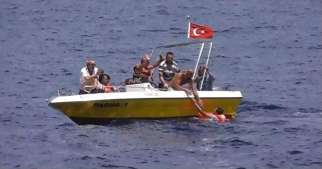 Sahil G&uuml;venlik Denizden M&uuml;lteci Topluyor 3
