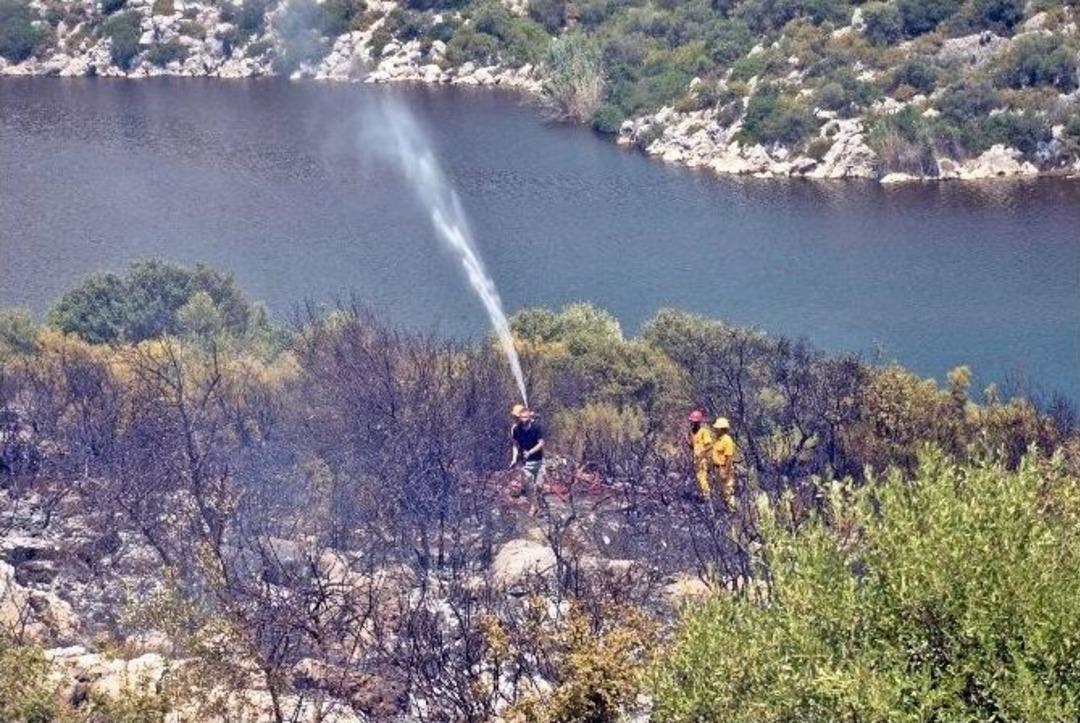 Evinin Dibindeki Yangını İtfaiye Ekibinden &Ouml;ğrendi