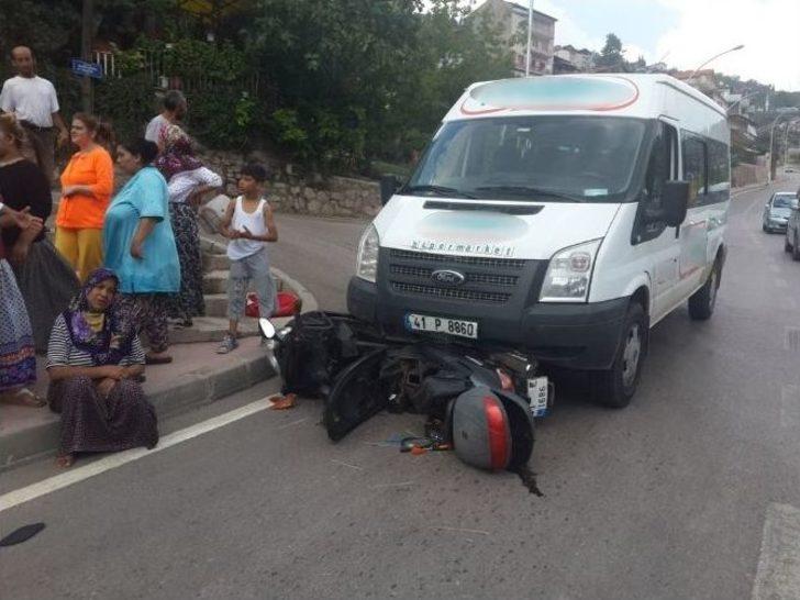 Kocaeli’de Motosikletle Servis Aracı Çarpıştı: 2 Yaralı